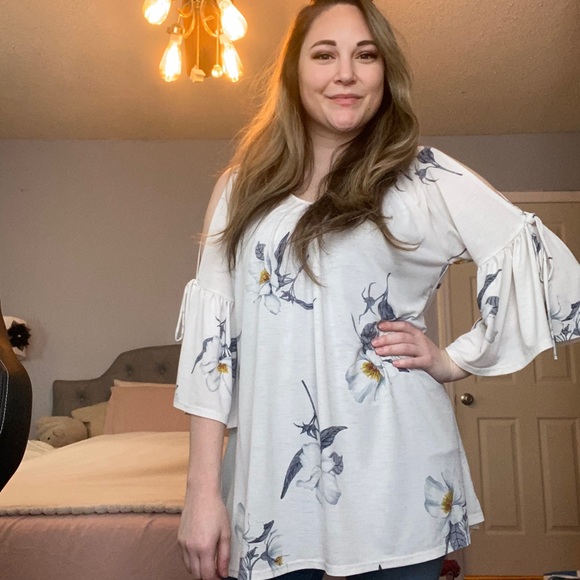 Lightly used MyStory off the shoulder flowing shirt with soft stretchy fabric. - Picture 2 of 6